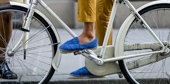 Τα αντρικά καλοκαιρινά παπούτσια πέρα από τα sneakers