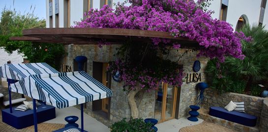 Η καλοκαιρινή ανεμελιά και η premium αισθητική της καλοκαιρινής συλλογής MONCLER γιορτάστηκαν στο κατάστημα LUISA WORLD της Μυκόνο