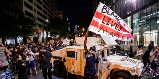 Διαδηλωτές κατά του ρατσισμού γκρέμισαν άγαλμα στην Ουάσινγκτον