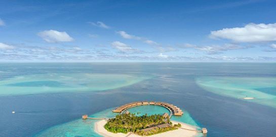 Το island-hotel στις Μαλδίβες που προσφέρει οικολογική πολυτέλεια