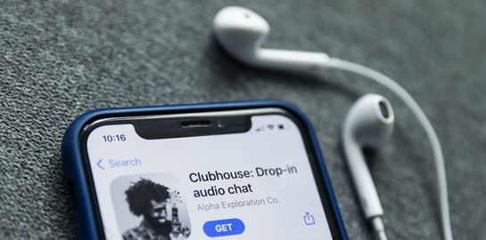 Το Clubhouse καλωσορίζει τα γραπτά μηνύματα
