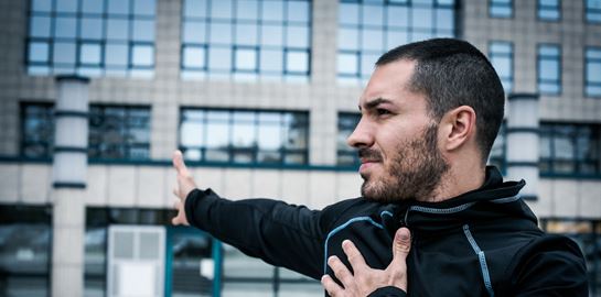 Πιέσεις με landmine για ώμους σούπερ ήρωα