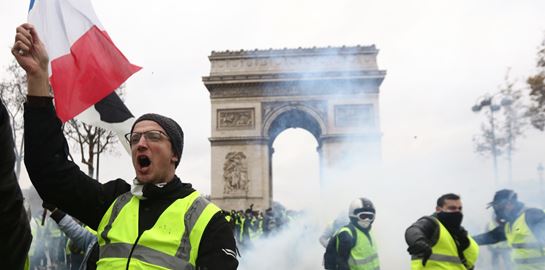 &quot;Κίτρινα Γιλέκα&quot;: Το χρονικό της επανάστασης των σύγχρονων &quot;Αθλίων&quot; του Βίκτωρος Ουγκώ