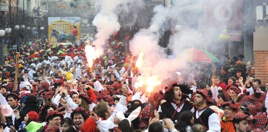 Ταξιδεύοντας με τα έθιμα των καρναβαλιών της Ελλάδας