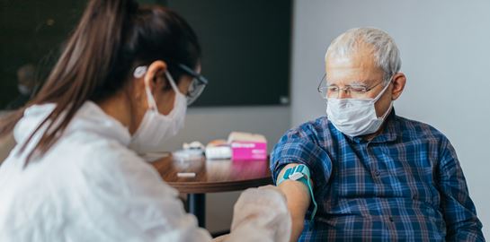 Οι ηλικιωμένοι σχεδόν &quot;αντιπαθούν&quot; τα εμβόλια