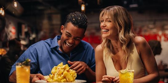 Κλέλια Ανδριολάτου-Εμμανουήλ Καραλής: Μια αληθινή φιλία με πολλά inside jokes και βραδιές στα TGI Fridays