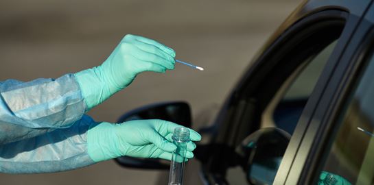 Σχεδόν σε επίπεδο ρεκόρ τα κρούσματα κορονοϊού στις ΗΠΑ