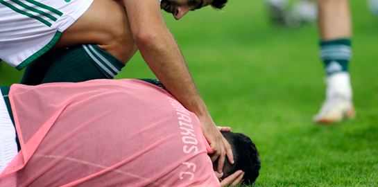 Το βίντεο με τον Χουάνκαρ να πέφτει στο έδαφος από την κροτίδα στο γήπεδο