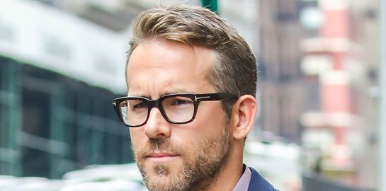 Ο Ryan Reynolds δείχνει πως φοριέται το κοστούμι της δουλειάς το Σαββατοκύριακο