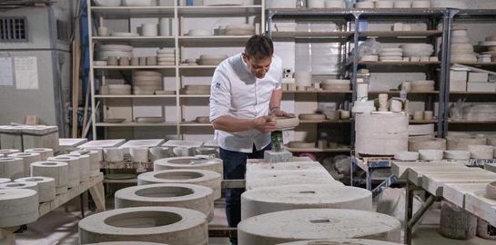 Ο σεφ που φτιάχνει μόνος του (και) τα πιάτα