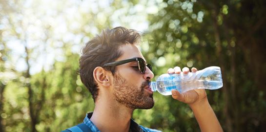 Γιατί η συνεχής κατανάλωση νερού δεν είναι καλή ιδέα