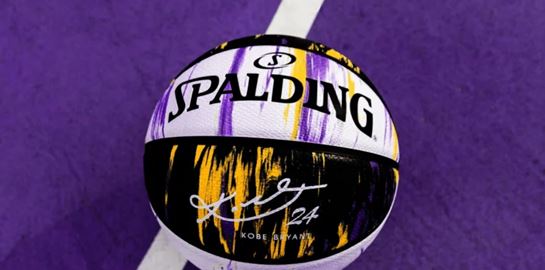 Η συλλεκτική μπάλα μπάσκετ της Spalding για τον Kobe Bryant