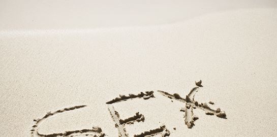 4 πράγματα που πρέπει να σκεφτείς προτού κάνεις σεξ στην παραλία