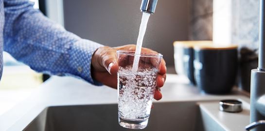 Τα σημάδια που &#39;μαρτυρούν&#39; πως δεν πίνεις αρκετό νερό