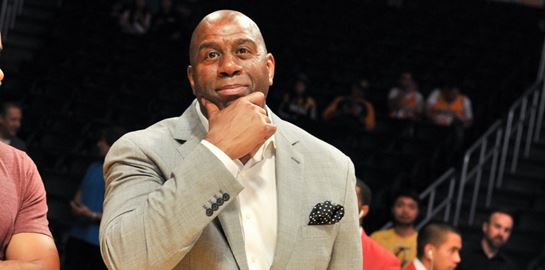 Σε άλλα νέα, ο Magic Johnson &#39;αλωνίζει&#39; στο Ιόνιο ως αρχαίος Έλληνας