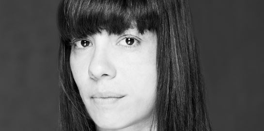 Η Violet Louise θέλει συνεχώς να εξερευνά παράξενες ιστορίες