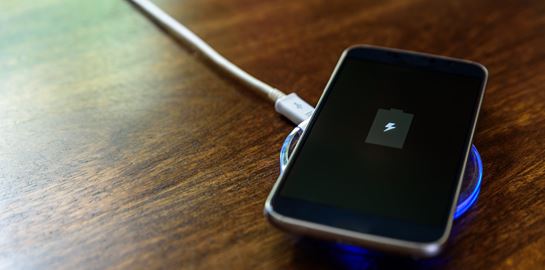 Το επόμενο iPhone θα φορτίζει ασύρματα όλα τα υπόλοιπα iPhones