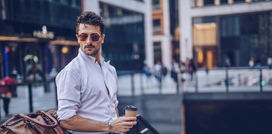 10 κομψά πουκάμισα που χρειάζεται η ντουλάπα σου για το ξεκίνημα της σεζόν