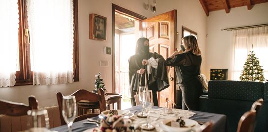 Τα νέα μέτρα που ισχύουν στο εξής ενόψει Χριστουγέννων