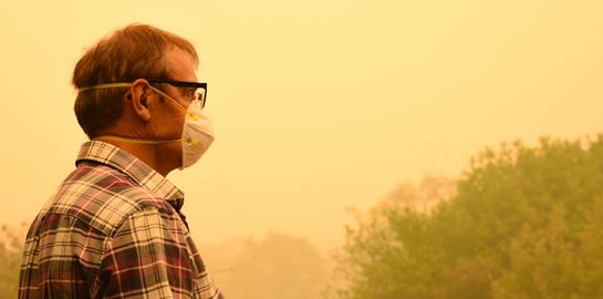 Πώς να προστατευτείς από την εισπνοή καπνού από τις πυρκαγιές, σύμφωνα με τους ειδικούς