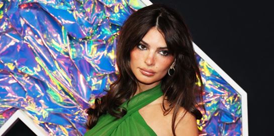 Η Emily Ratajkowski θέλει να τη βγάλεις για δείπνο - ή και όχι