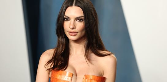 Η Emily Ratajkowski λιάζεται σε πισίνα χωρίς ρούχα, τα λόγια είναι περιττά