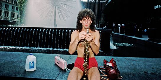 Τι πιο 80s από διάσημους άντρες να φορούν σορτς και speedo μαγιό