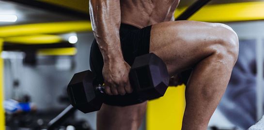 Μια HIIT προπόνηση 20 λεπτών με αλτήρες