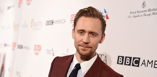 Ο Tom Hiddleston δείχνει πώς φοριέται σωστά το σταυρωτό κοστούμι
