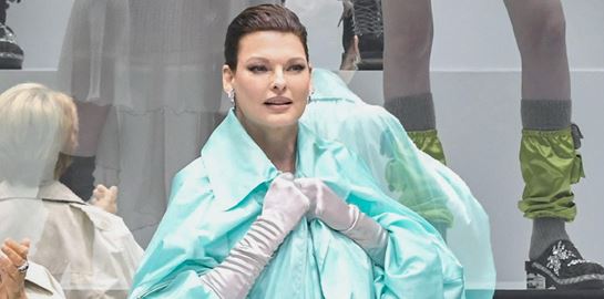 H Linda Evangelista έκανε comeback, comeback στον έρωτά μας