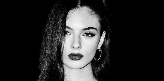 Η Deva Cassel βαδίζει στα χνάρια της Monica Bellucci