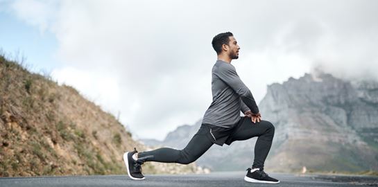 Οι διατάσεις που θα ανακουφίσουν τους μηρούς σου μετά την άσκηση