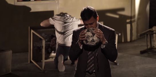 'Το Γάλα' του Βασίλη Κατσικονούρη συνεχίζεται και τον Μάρτιο στο θέατρο Σταθμός