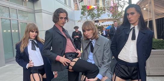 Σε άλλα νέα, οι Maneskin παντρεύτηκαν μεταξύ τους