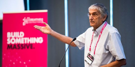 Ο ελληνοαμερικανός επιστήμονας που πήρε το Νόμπελ Φυσικής