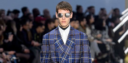 Τα παλτό του χειμώνα είναι μακριά, βαριά και γεμάτα καρό σχέδια