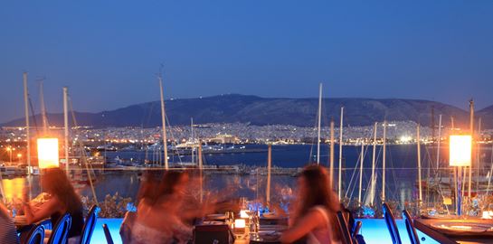 Η νέα πρόταση του Λευτέρη Λαζάρου αποθεώνει το κρέας στην πιο ωραία ταράτσα της πόλης