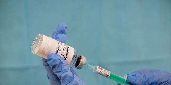 Ο πρώτος άνθρωπος που έλαβε το εμβόλιο των AstraZeneca/Οξφόρδης