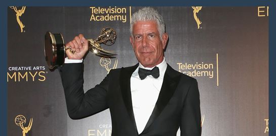 Η ιστορία πίσω από το Tom Ford σμόκιν του Anthony Bourdain