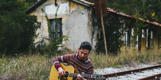 Άγγελε Αϊβάζη τι δουλειά έχει η folk στο Πήλιο;