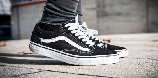 Με μαύρα sneakers από το πρωί μέχρι το βράδυ