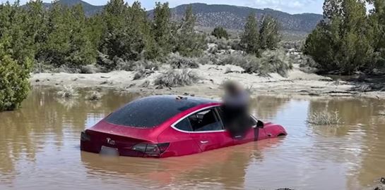 Σε άλλα νέα, αυτόνομο Tesla Model 3 έπεσε σε λίμνη
