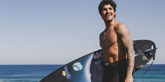 Gabriel Medina, ο viral πρωταθλητής του surf που &#39;οργώνει&#39; τα κύματα