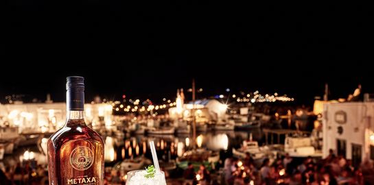 Πώς είναι να εξερευνάς τις Κυκλάδες μαζί με το κορυφαίο ελληνικό spirit