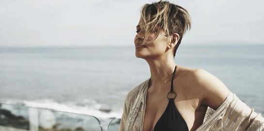 Η Ηalle Berry απολαμβάνει ένα ποτήρι κρασί χωρίς καθόλου ρούχα