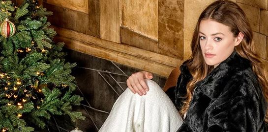 Η Γαία Μερκούρη φωτογραφίζεται αποκλειστικά για το MissBloom με τα αγαπημένα της items από τη νέα συλλογή της Ugg