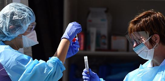 Οι επιστήμονες ρίχνουν σταδιακά φως σε ένα από τα άλυτα μυστήρια του κορονοϊού