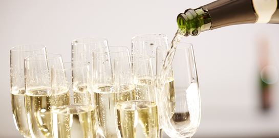 Στη Μεγάλη Βρεταννία, ό,τι λάμπει είναι αφρός