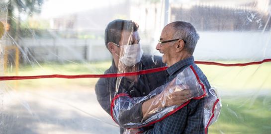 Σε οίκο ευγηρίας στην Ιταλία έφτιαξαν δωμάτια ασφαλούς αγκαλιάς