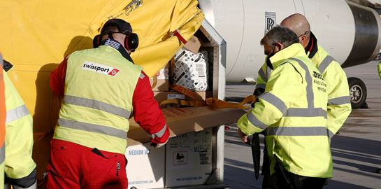 H άφιξη της παρτίδας 83.850 δόσεων του εμβολίου των Pfizer/BioNTech σε φωτογραφίες